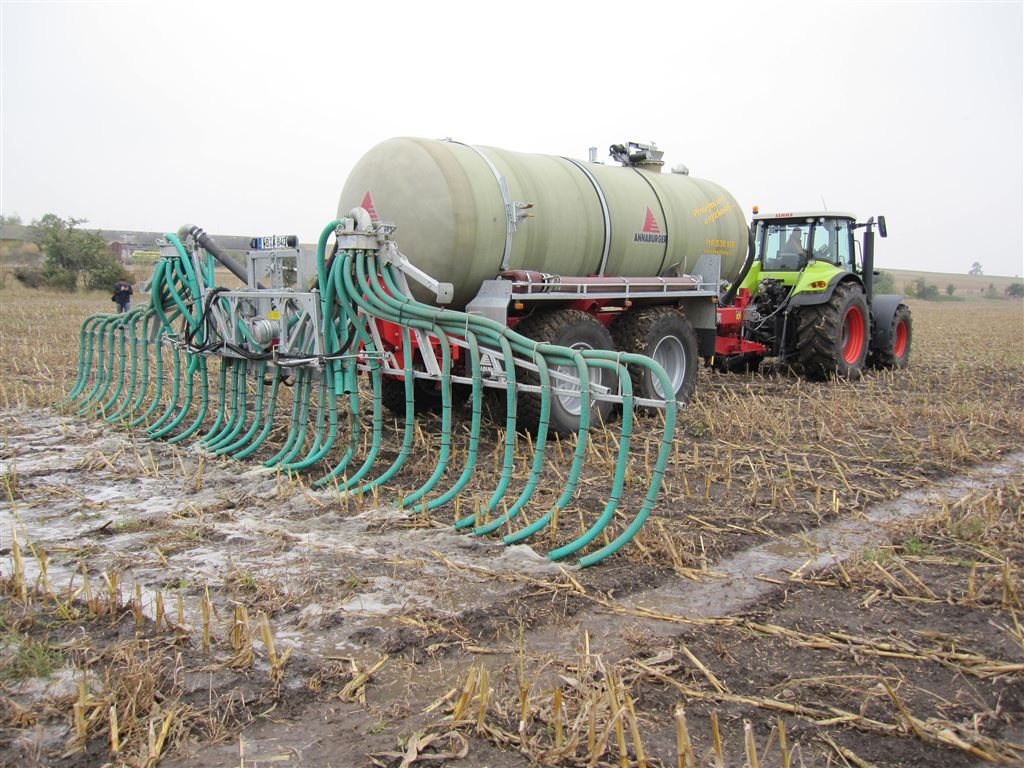 Liquid fertilizer spreader tank - with compressor system